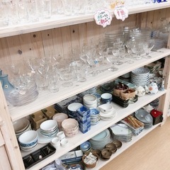 人気コーナー✨食器がたくさん入荷してきました(^^♪最初からサービス価格ですが、さらに半額！で販売しております。【水曜定休日】 - 鳥取市
