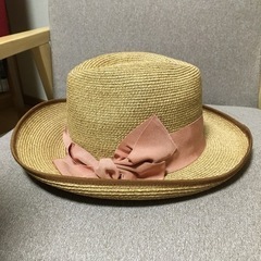 ピンクのリボン付き麦わら帽子の画像