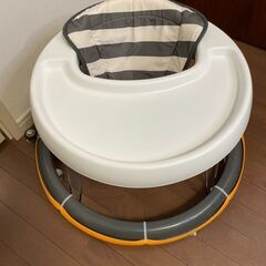 壁が傷つかないクッション付き　歩行器　ベビー用品