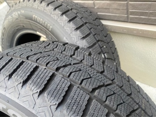 スタッドレスタイヤ　TOYO TIRE ホイルなし / タイヤラック