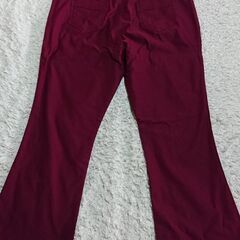 新品、タグ付き ワイン色 ストレッチ有り ブーツカット風パンツの画像