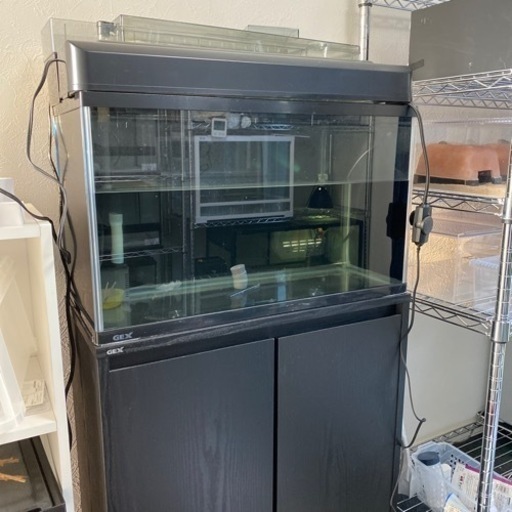 60センチ水槽と上部濾過とポンプと水槽台とライトのセット