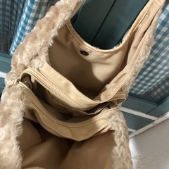 【ポケット多数！】ふわふわハンドバッグの画像