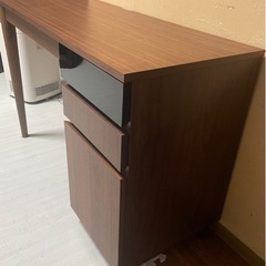 木目調のスリムな机