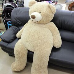 コストコ✨ハグミービッグベア✨全長135cm✨くまのぬいぐるみ✨大きなテディベア✨SITTING BEAR✨中古品【こちらは店舗です。浜村鹿野温泉ICから3分 買取本舗 宮本リサイクル 営業時間9～19時 定休日水曜のみ←連絡できませんm(_ _)m】 G148の画像