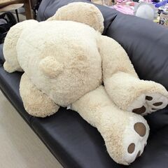 コストコ✨ハグミービッグベア✨全長135cm✨くまのぬいぐるみ✨大きなテディベア✨SITTING BEAR✨中古品【こちらは店舗です。浜村鹿野温泉ICから3分 買取本舗 宮本リサイクル 営業時間9～19時 定休日水曜のみ←連絡できませんm(_ _)m】 G148の画像