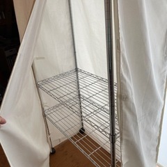 ハンガーの掛けれるメタルラック(ほこりよけカバー付き)の画像