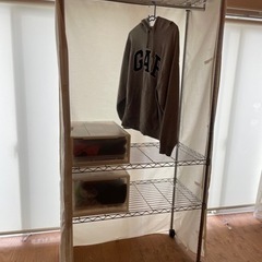 ハンガーの掛けれるメタルラック(ほこりよけカバー付き)の画像