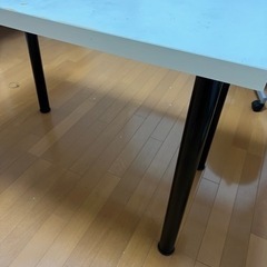 IKEA 白いテーブルの画像