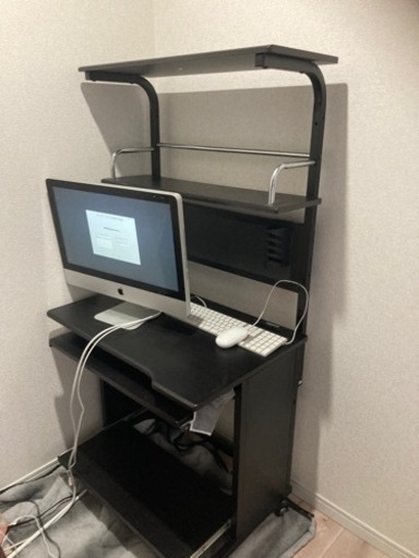 お話し中　　パソコン＋パソコンデスク＋チェア