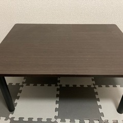 ニトリ製の使いやすいテーブル