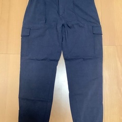 濃いめグレーのパンツ