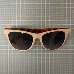 白のサングラスの画像