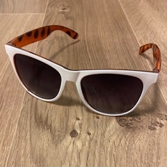 白のサングラス