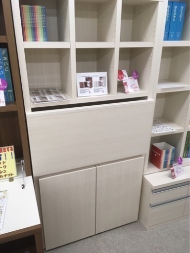 【北欧風のお部屋、リモートワークにぴったり！】折りたたみ式机付き収納棚