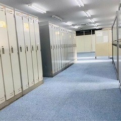 4人用スチールロッカ 鍵付き 約 90cm X 約 51.5cm X 高さ:約 179cm 更衣室　備品庫の画像