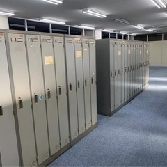 4人用スチールロッカ 鍵付き 約 90cm X 約 51.5cm X 高さ:約 179cm 更衣室　備品庫の画像