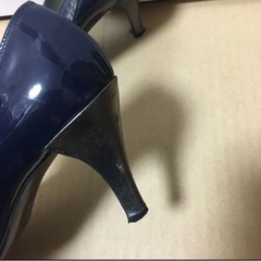 エナメルパンプスの画像
