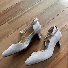 【美品】グレー　スエード　パンプス ストラップ付の画像