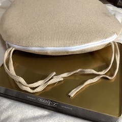 ☺️椅子用クッション縦45✖️横47✖️厚5cm紐付ベージュの画像