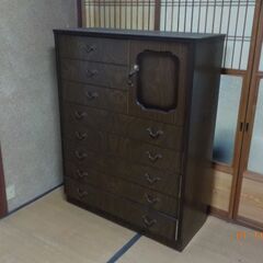 落ち着いた色合いのタンスを、さしあげます。