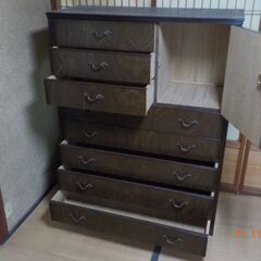 落ち着いた色合いのタンスを、さしあげます。の画像