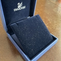 スワロスキーのネックレスボックスの画像