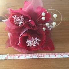 【無料】赤いお花のヘアアクセサリー　※ブローチにもなりますの画像