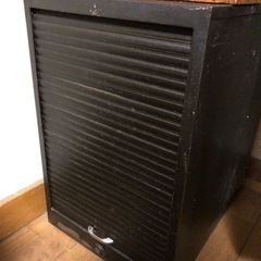金属の引き出し　黒