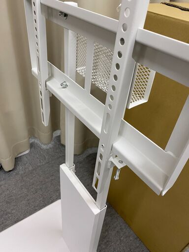 壁寄せテレビスタンド ロー固定タイプ　★サウンドバー付き　WH色　　(地板に凹みあり)