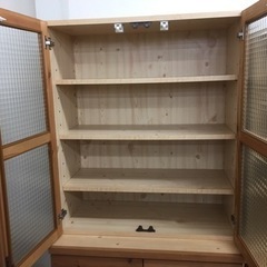 パイン材（オイル塗装）の食器棚（ナチュラル）です。【トレファク東 