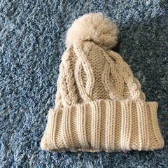 白のニット帽　かわいいポンポン付き