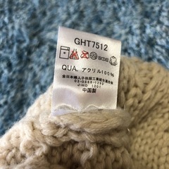 白のニット帽　かわいいポンポン付きの画像