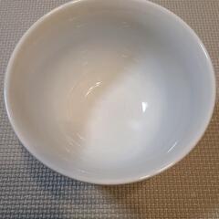 白い器(直径14.3cm、高さ8.8cm)
