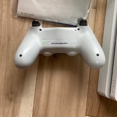 PlayStation®4 グレイシャー・ホワイト 500GB CUH-2100AB02の画像