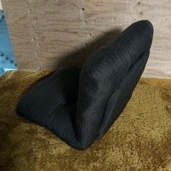 ● 折りたたみ式の座椅子、厚めのクッションの画像