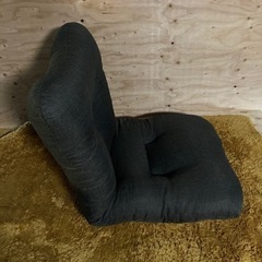 ● 折りたたみ式の座椅子、厚めのクッションの画像