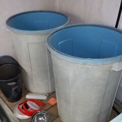 菜園用などの貯水用に大型ペール９０リットル２個