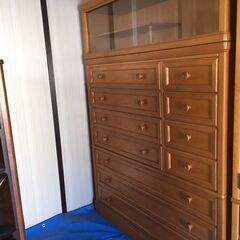 【取りに来る人限定】上部にガラス扉の付いたライトブラウンの高級タンスの画像