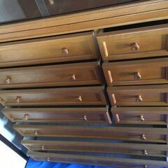 【取りに来る人限定】上部にガラス扉の付いたライトブラウンの高級タンスの画像