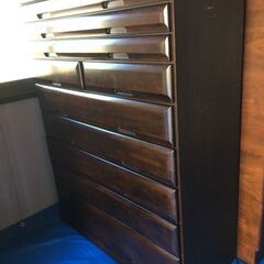 【取りに来る人限定】たっぷり収納！こげ茶色の多段和箪笥の画像