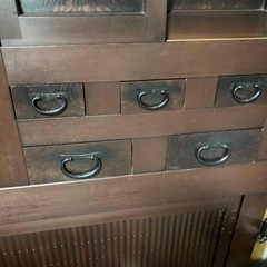 アンティーク食器棚の画像