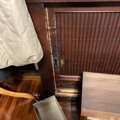アンティーク食器棚の画像