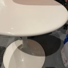 オシャレな白いマルテーブル🤍の画像