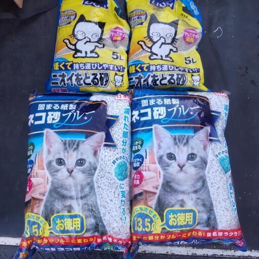 合計37L 二袋ずつ計4袋 固まる紙製 ネコ砂ブルー\n13.50　お徳用　\n軽くて持ち運びしやすい ニオイをとる砂 5L\n