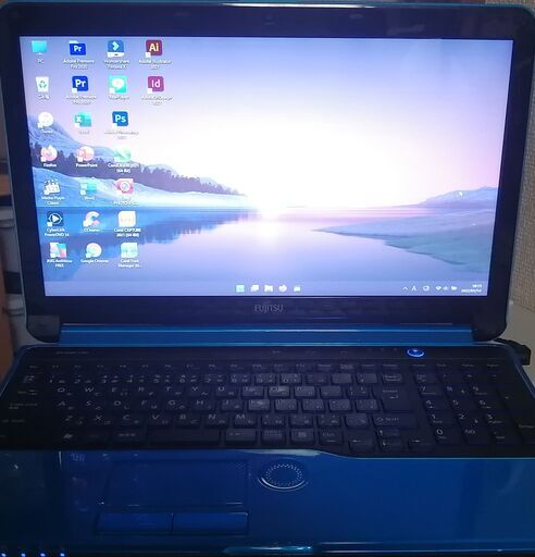 富士通ノートブック i7（中古）、8GBのメモリ、SSD240GB、15.6画面、Intel HDグラフィックス、HDMI、Usb 3.0、Windows11,Illustrator2021,AdobePremiere2020,Indesign2021,Office2021,Corel2021等.