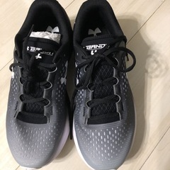 新品　アンダーアーマー　スニーカー　25.0の画像