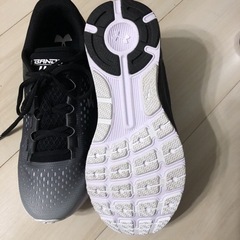 新品　アンダーアーマー　スニーカー　25.0の画像