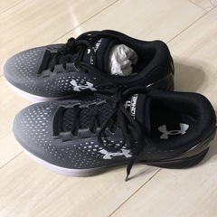 新品　アンダーアーマー　スニーカー　25.0