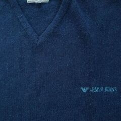【ARMANI JEANS】イタリア製Ｖネックセーター紺ロゴ刺繍